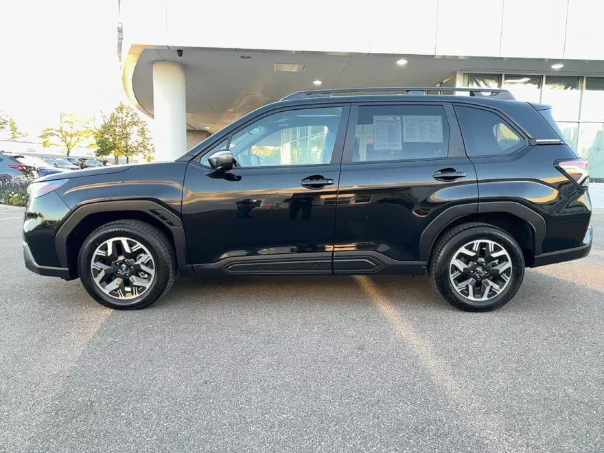 2025 Subaru Forester Premium photo 1
