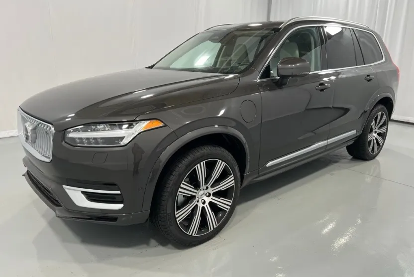 2025 Volvo XC90 T8 photo 1
