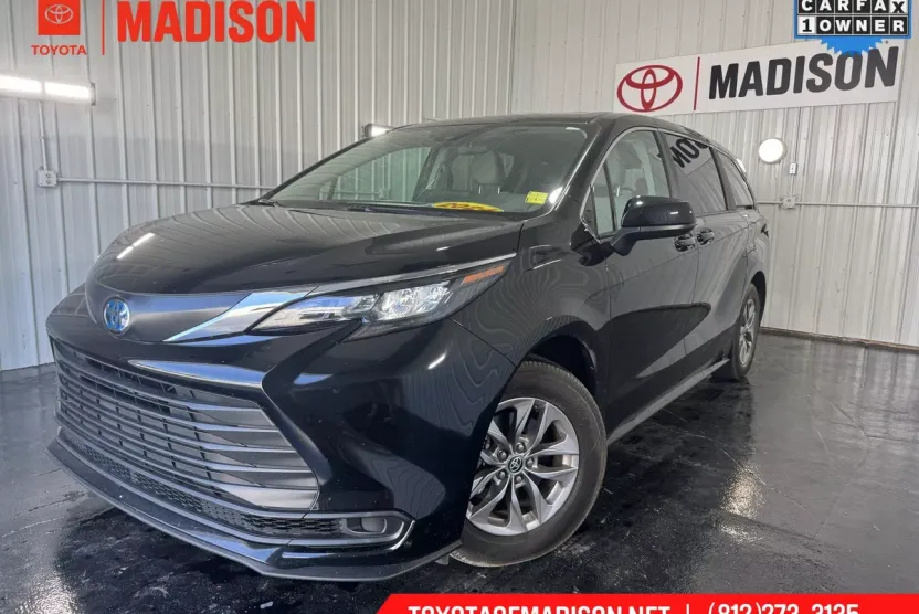 2024 Toyota Sienna LE photo 1