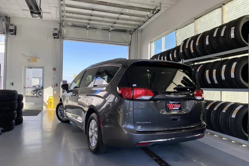 2019 Chrysler Pacifica Touring L photo 1