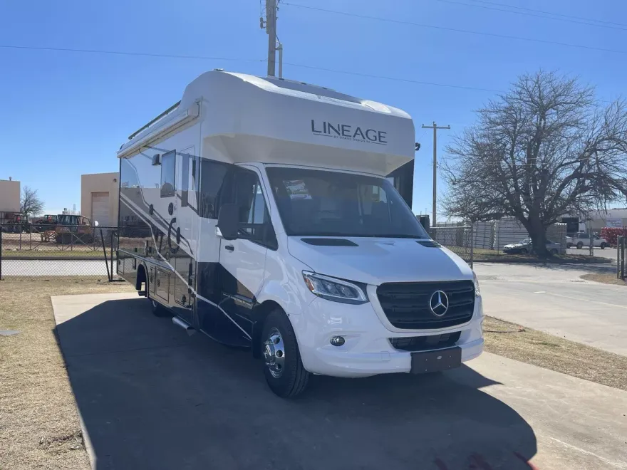 2024 Mercedes Benz Sprinter 4500 photo 1