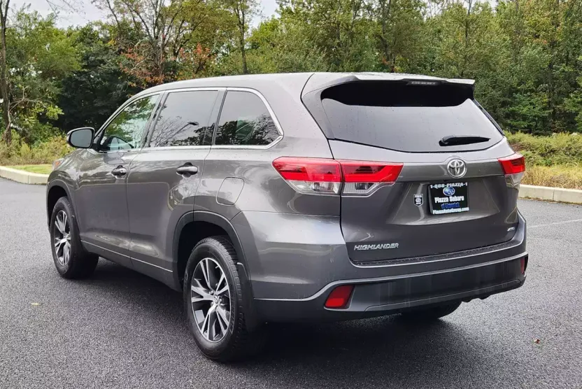 2017 Toyota Highlander LE photo 1