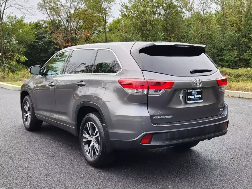 2017 Toyota Highlander LE photo 1