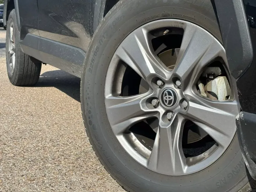 2024 Toyota RAV4 XLE photo 1