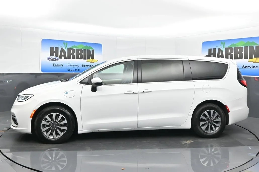 2023 Chrysler Pacifica Hybrid Touring L photo 1