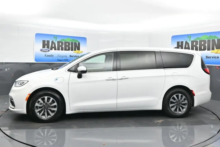 2023 Chrysler Pacifica Hybrid Touring L photo 1