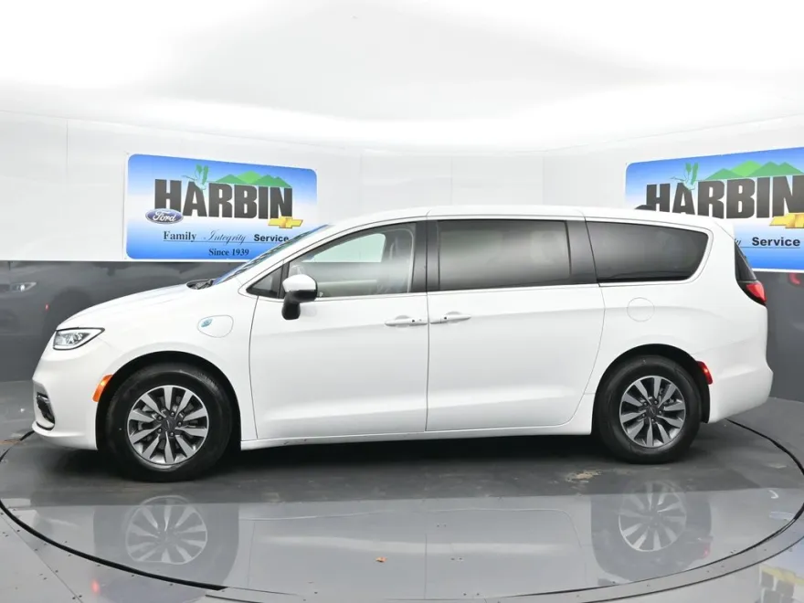 2023 Chrysler Pacifica Hybrid Touring L photo 1