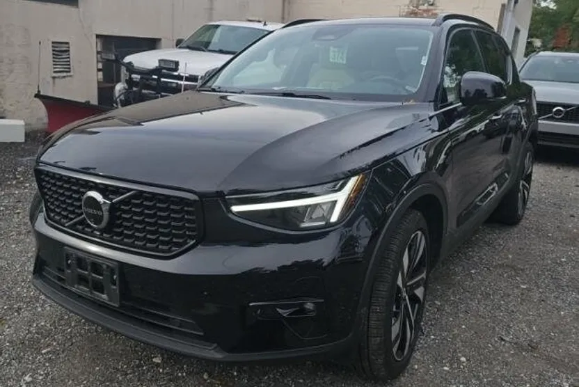 2024 Volvo XC40 Plus photo 1