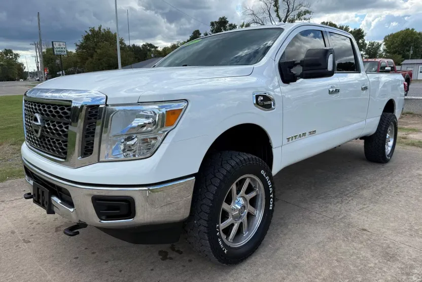 2017 Nissan Titan photo 1