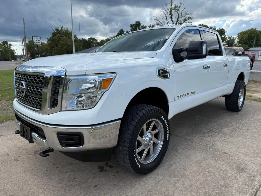 2017 Nissan Titan photo 1