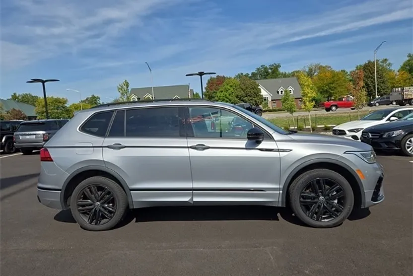 2022 Volkswagen Tiguan SE R-Line Black photo 1