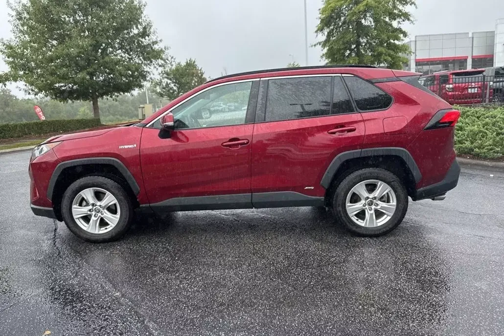 2021 Toyota RAV4 Hybrid XLE photo 1