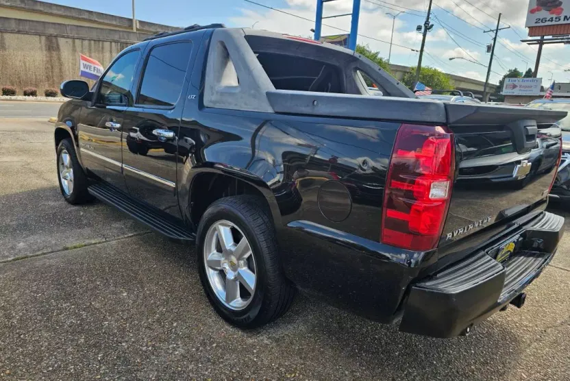 2011 Chevrolet Avalanche LTZ photo 1