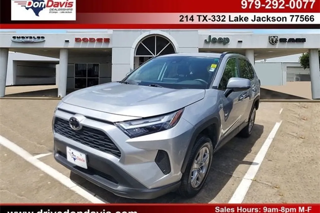 2024 Toyota RAV4 XLE photo 1