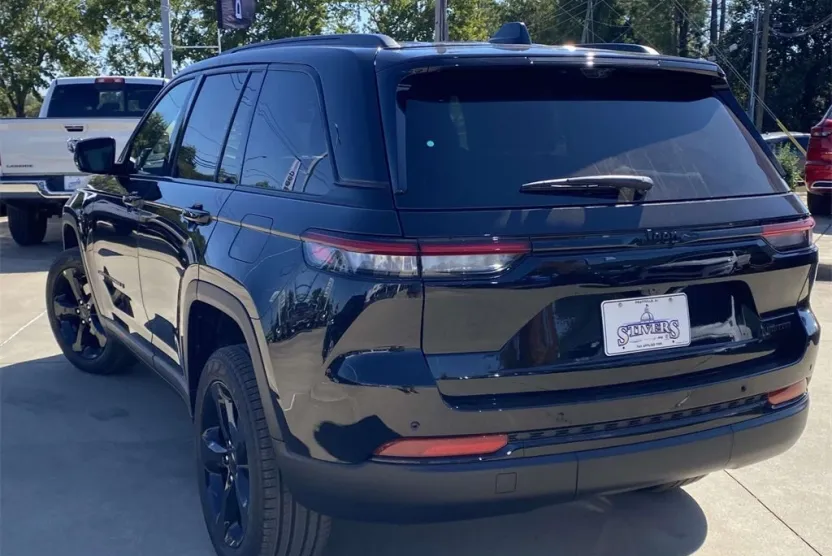 2025 Jeep Grand Cherokee Limited photo 1
