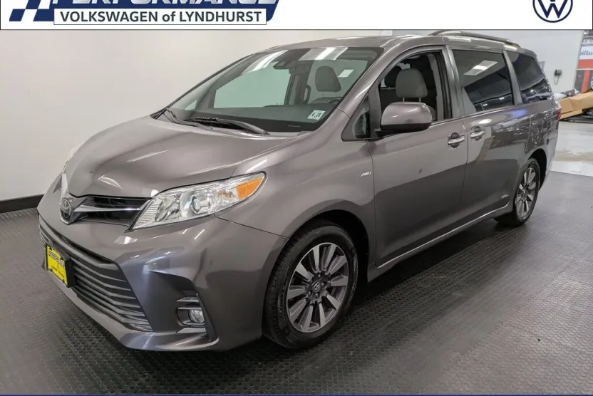 2020 Toyota Sienna XLE photo 1