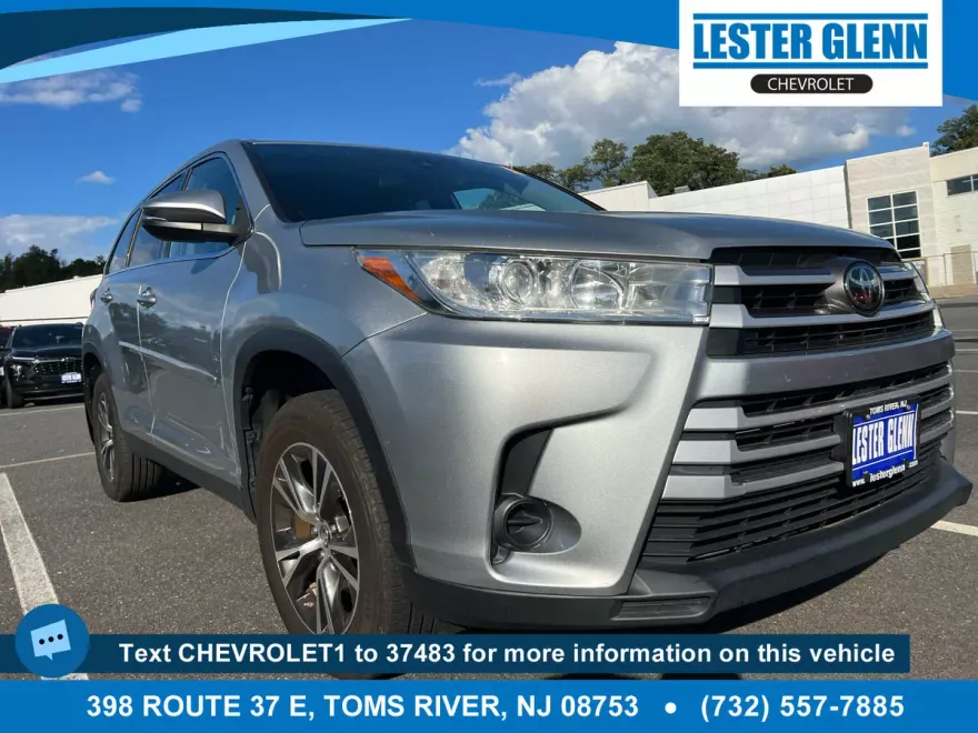 2019 Toyota Highlander LE photo 1