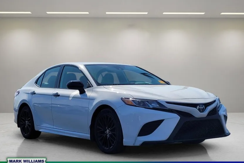 2020 Toyota Camry SE photo 1