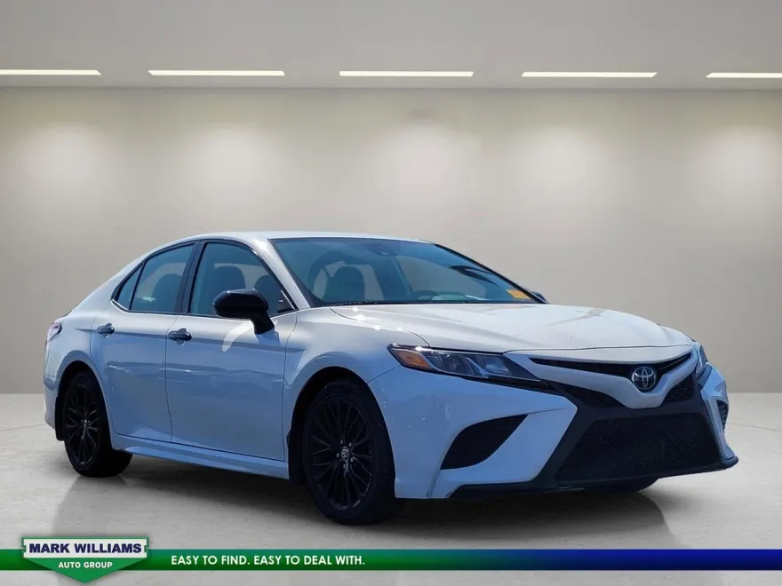 2020 Toyota Camry SE photo 1