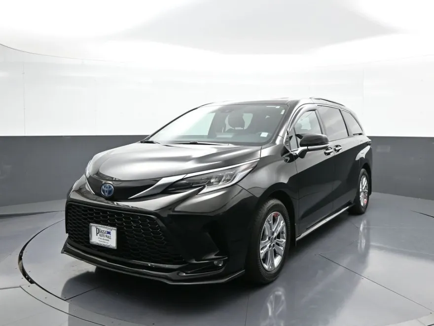 2022 Toyota Sienna XSE photo 1