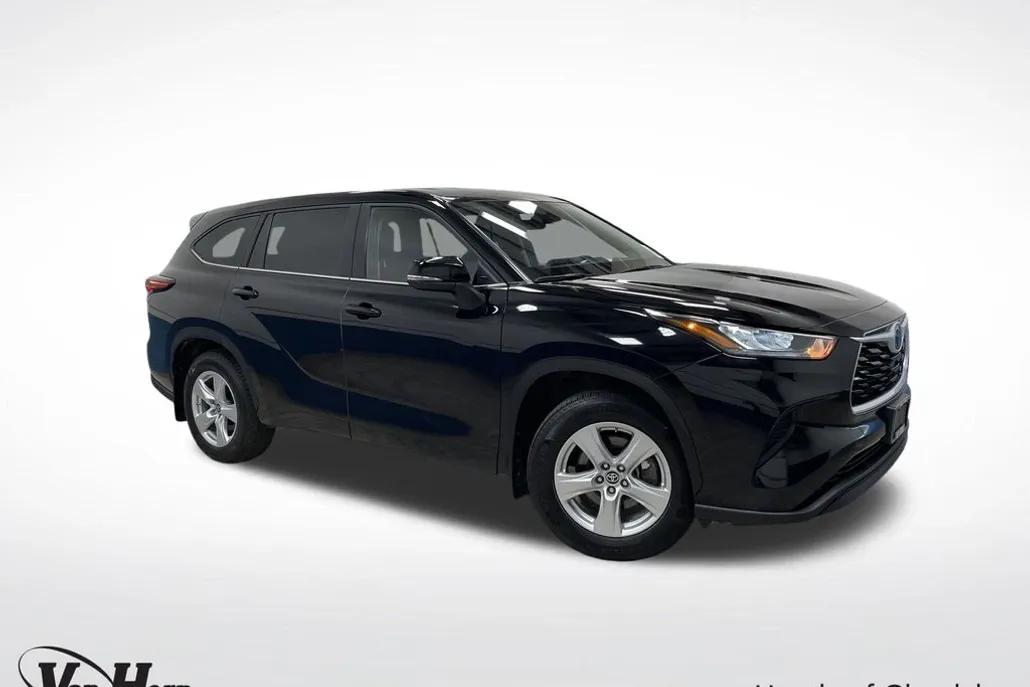 2024 Toyota Highlander LE photo 1