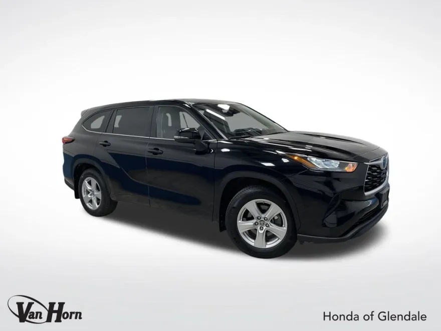 2024 Toyota Highlander LE photo 1