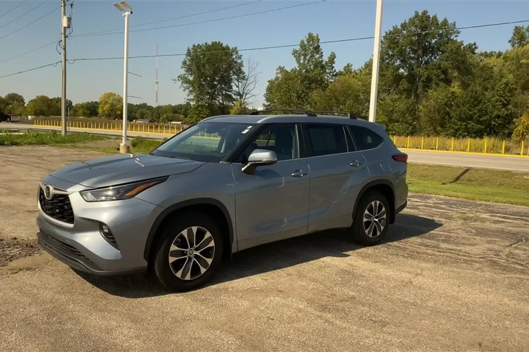 2023 Toyota Highlander XLE photo 1