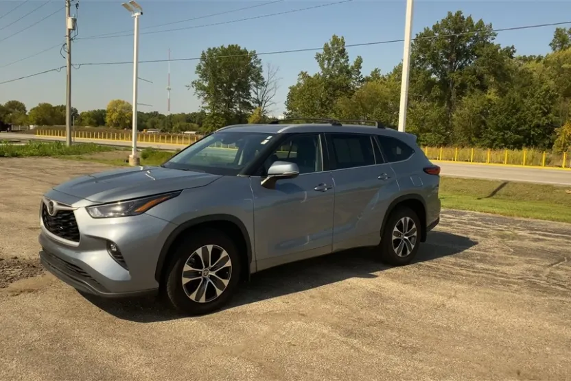 2023 Toyota Highlander XLE photo 1