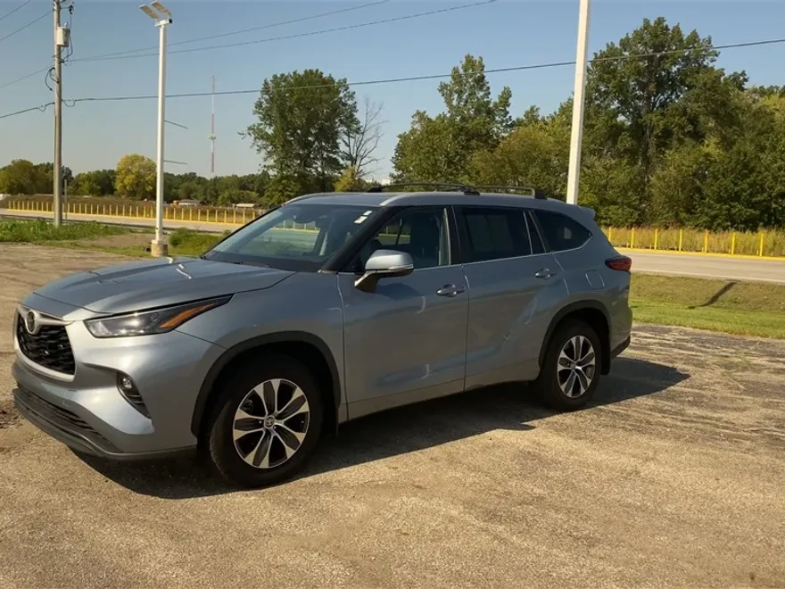 2023 Toyota Highlander XLE photo 1