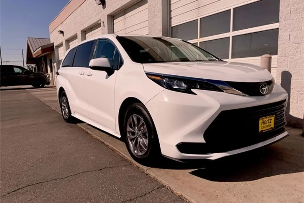 2024 Toyota Sienna LE photo 1