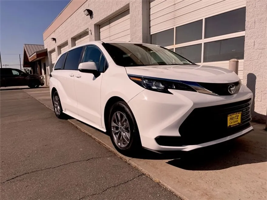 2024 Toyota Sienna LE photo 1