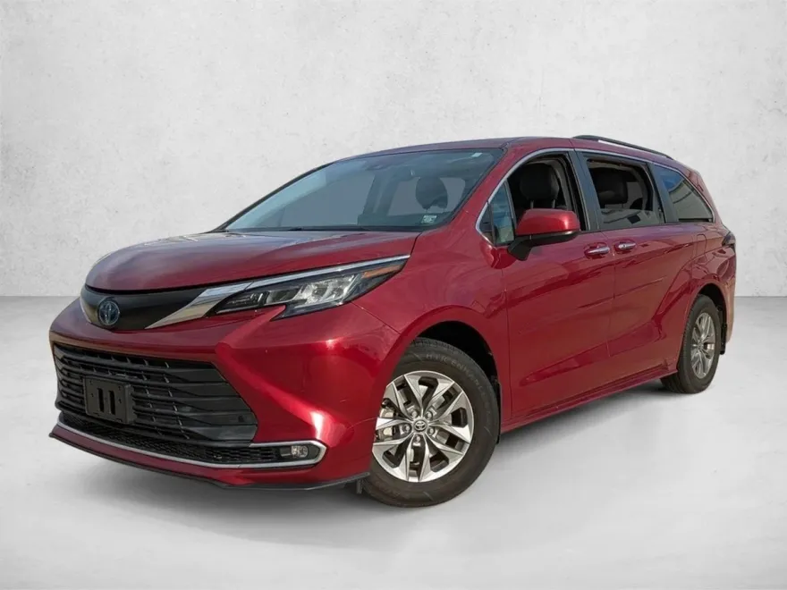 2022 Toyota Sienna XLE photo 1