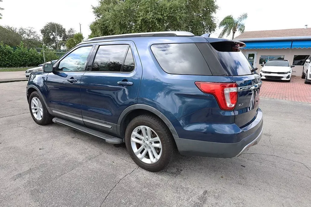 2017 Ford Explorer XLT photo 1