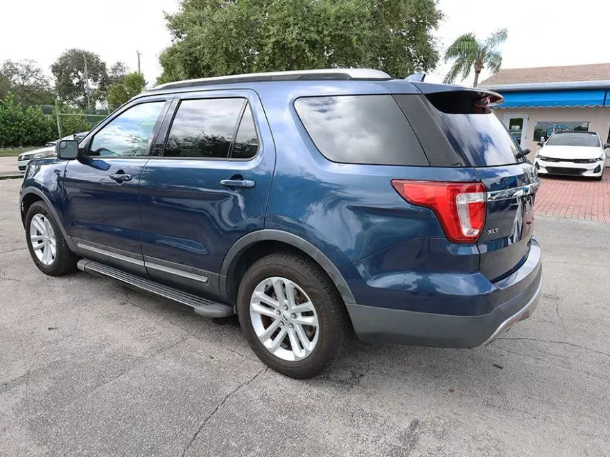2017 Ford Explorer XLT photo 1