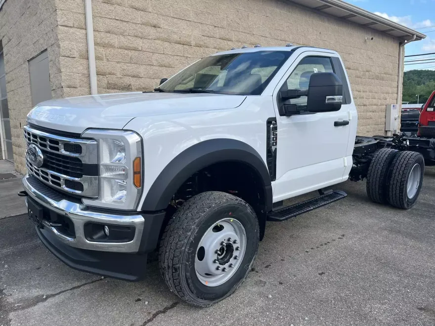 2025 Ford F-600 photo 1