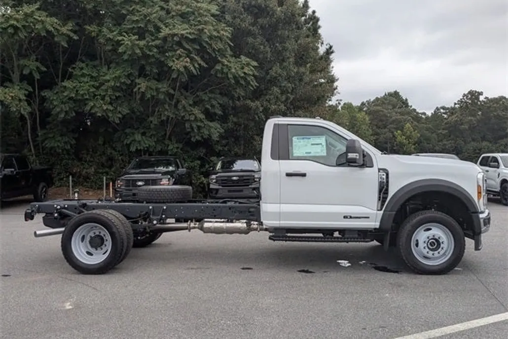2025 Ford F-550 photo 1