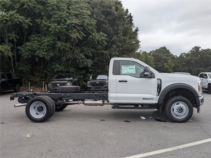 2025 Ford F-550 photo 1