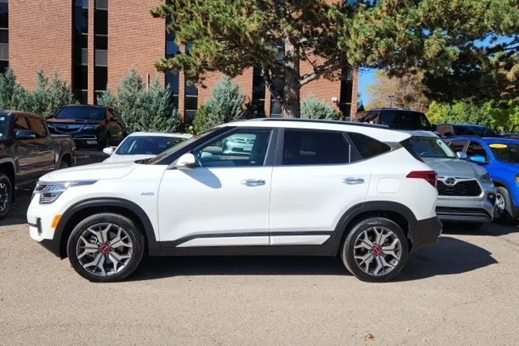 2023 Kia Seltos SX photo 1