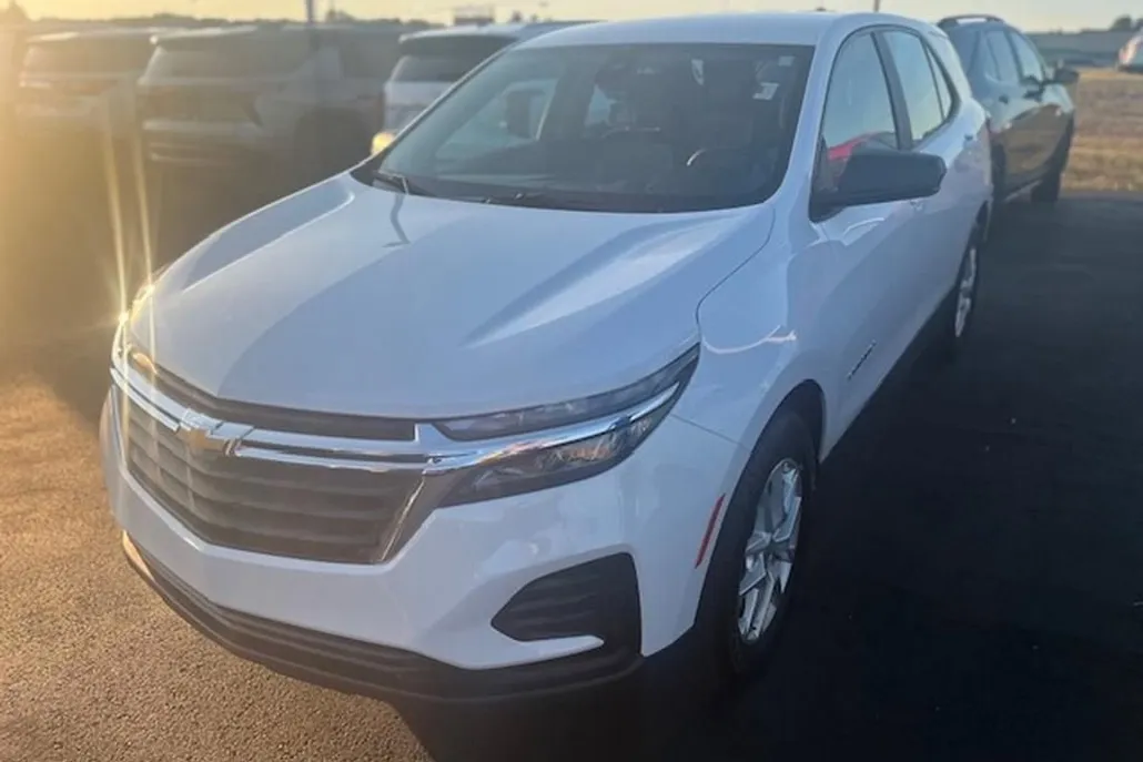 2023 Chevrolet Equinox LS photo 1