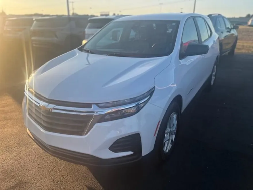 2023 Chevrolet Equinox LS photo 1