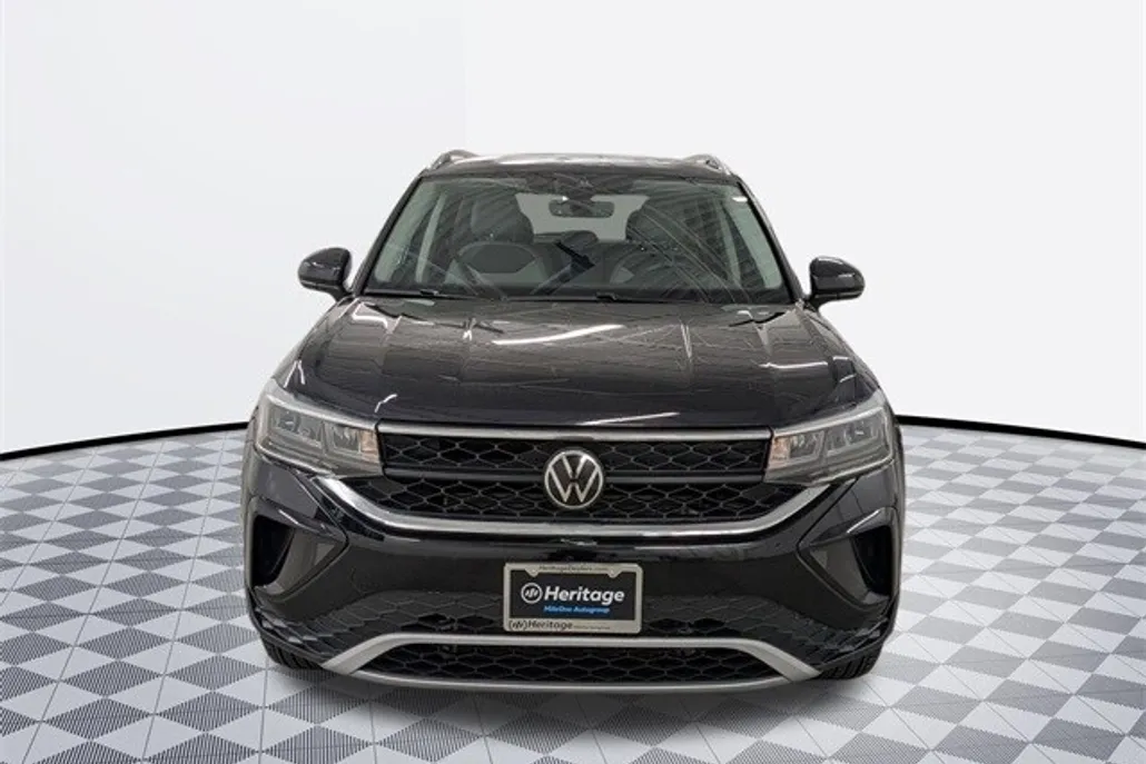 2024 Volkswagen Taos SE photo 1