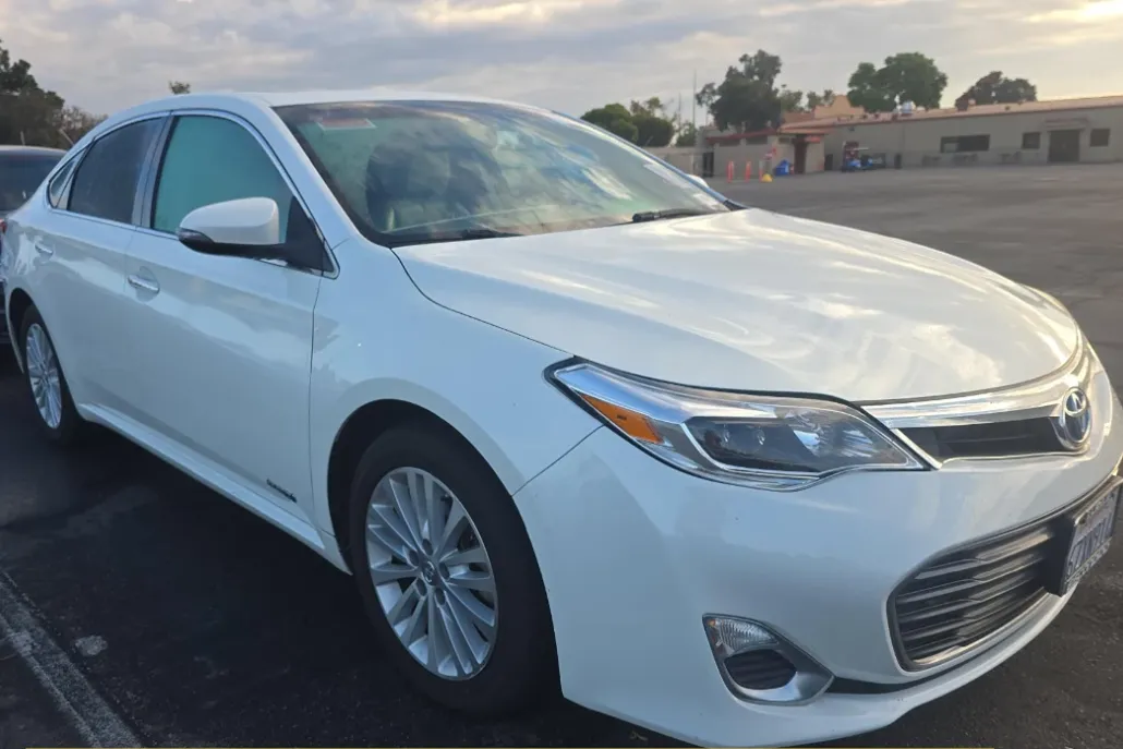 2013 Toyota Avalon Hybrid XLE Premium photo 1