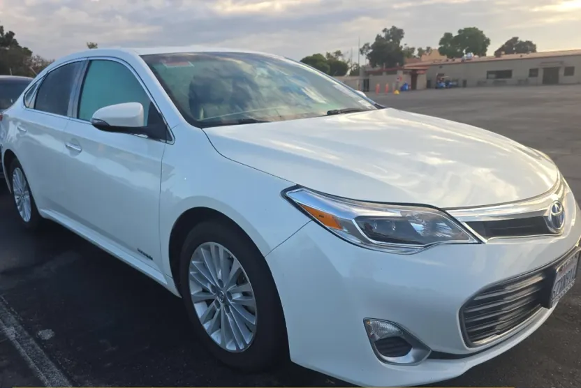 2013 Toyota Avalon Hybrid XLE Premium photo 1