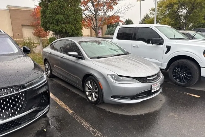 2015 Chrysler 200 S photo 1