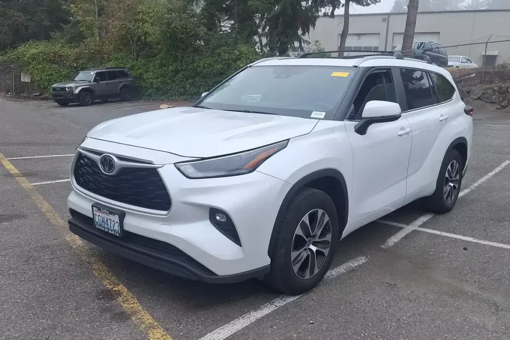 2023 Toyota Highlander XLE photo 1