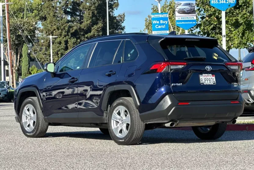 2019 Toyota RAV4 XLE photo 1
