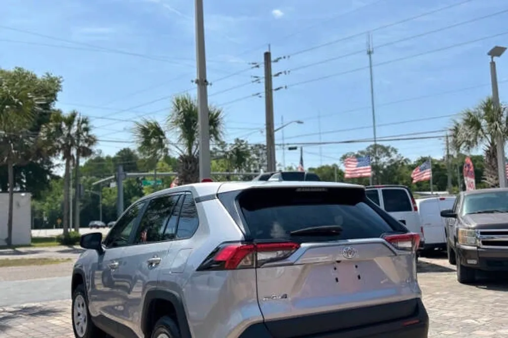2023 Toyota RAV4 LE photo 1