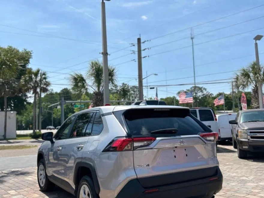 2023 Toyota RAV4 LE photo 1