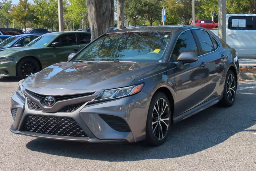 2020 Toyota Camry SE photo 1
