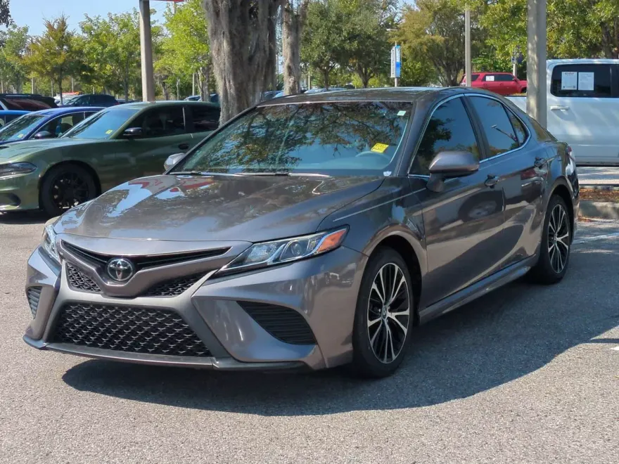 2020 Toyota Camry SE photo 1